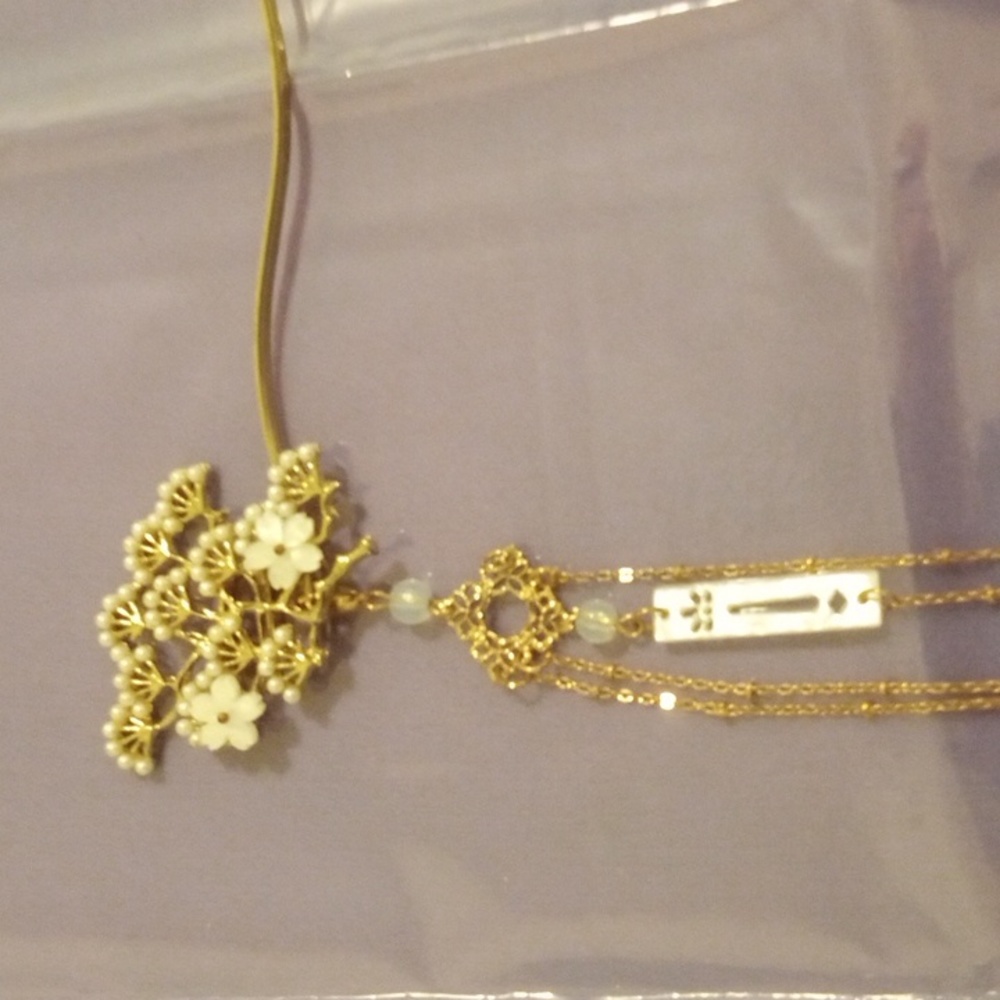 HAIR STICK CHINESE METAL GOLD WHITE FLOWER